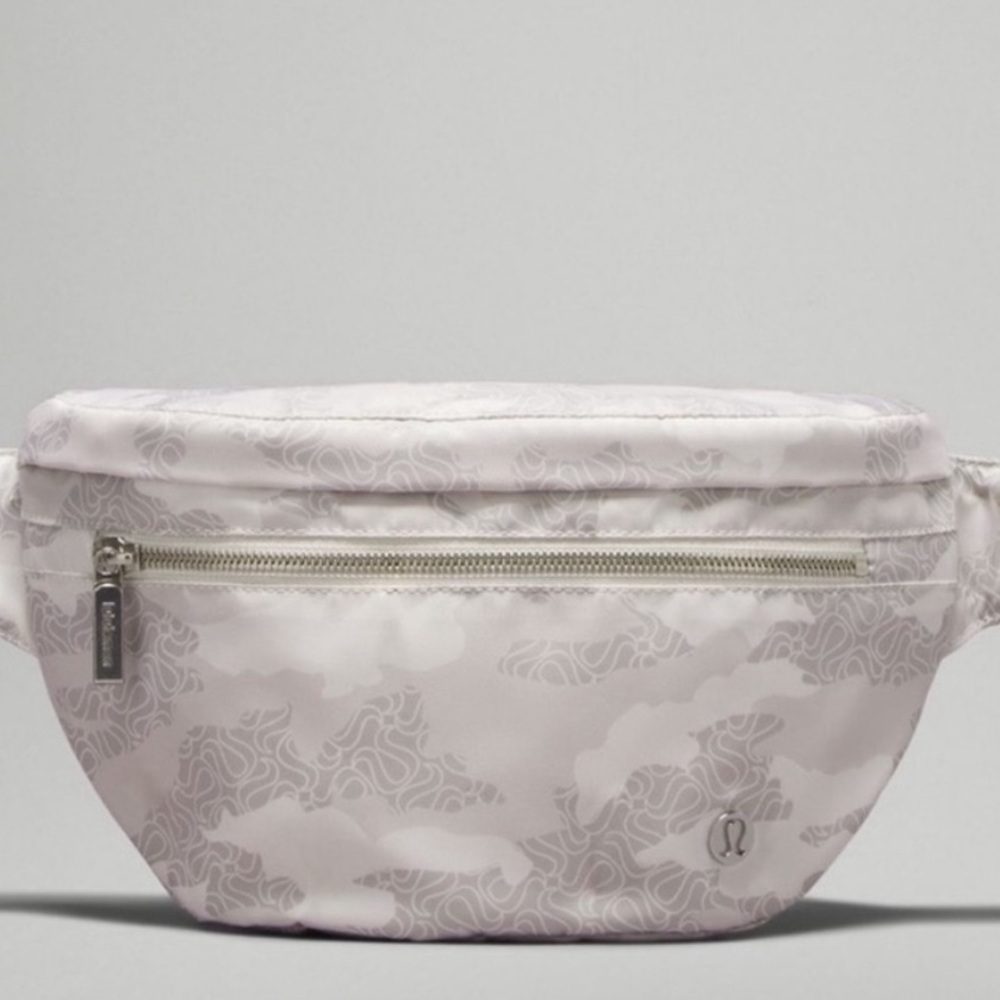 Lululemon Athletica City Adventurer Belt Bag 2.5L Heritage Camo / White Opal